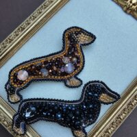 Брошка „Кафяв дакел“, ръчно изработено бижу