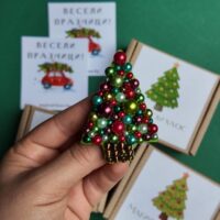 Брошка „Шарена елхичка“, ръчно изработено бижу